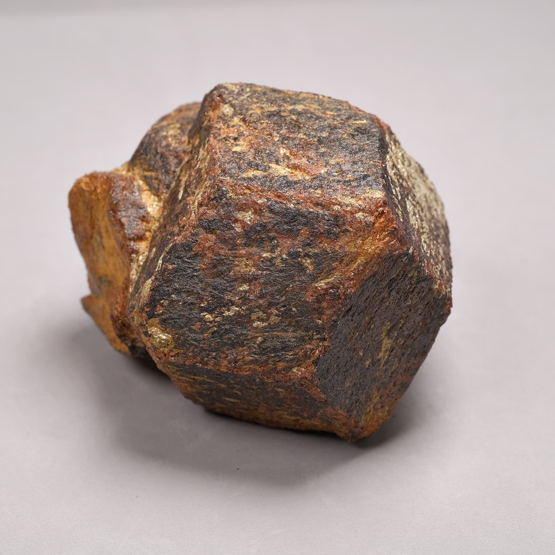 Альмандин гранат 71х62х51мм